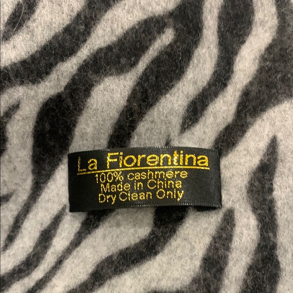 La Fiorentina cashmere and fur reversible wrap - Picture 7 of 7